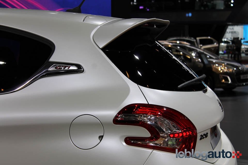 Custode arrière Peugeot 208 GTi Edition Limitée Blanc Nacré Satin - Salon de Paris 2012 - 1-015
