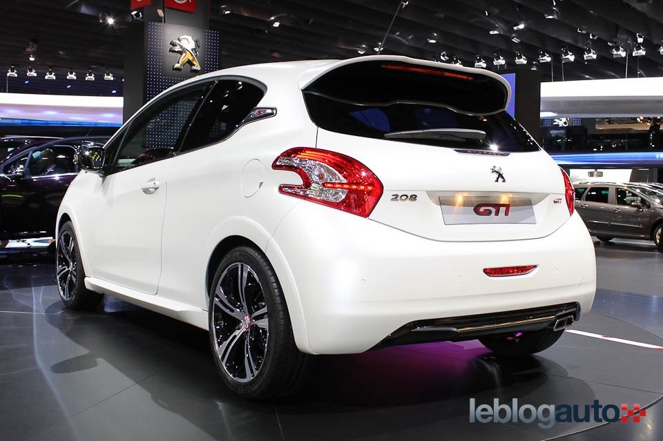3/4 arrière Peugeot 208 GTi Edition Limitée Blanc Nacré Satin - Salon de Paris 2012 - 1-016