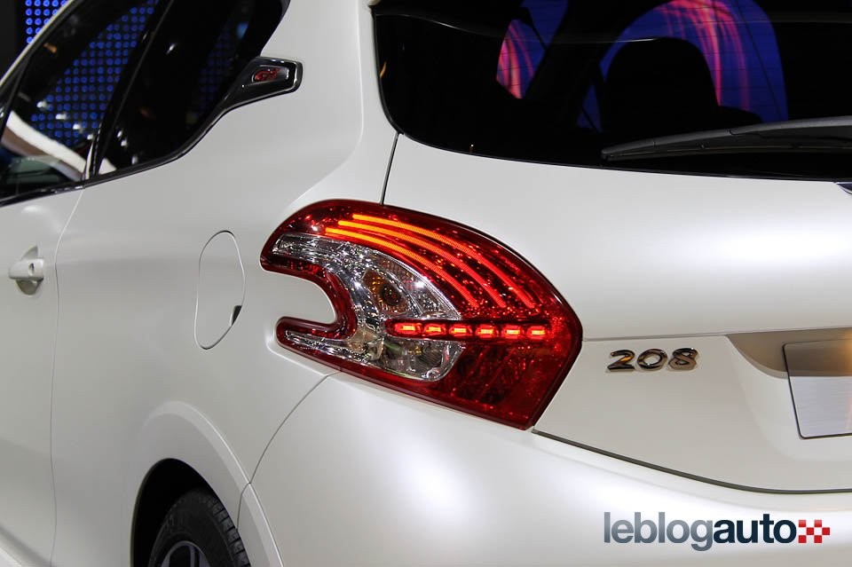 Feu arrière LED Peugeot 208 GTi Edition Limitée Blanc Nacré Satin - Salon de Paris 2012 - 1-017