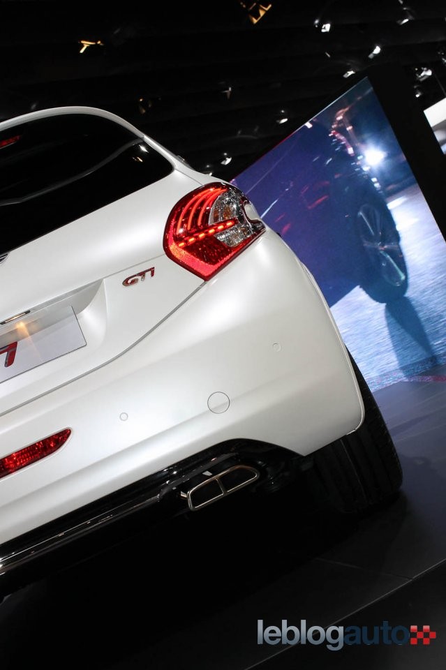 Peugeot 208 GTi Edition Limitée Blanc Nacré Satin - Salon de Paris 2012 - 1-018