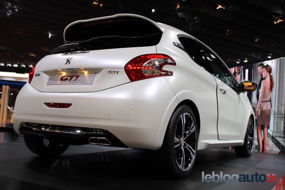 Vue arrière Peugeot 208 GTi Edition Limitée Blanc Nacré Satin - Salon de Paris 2012 - 1-019