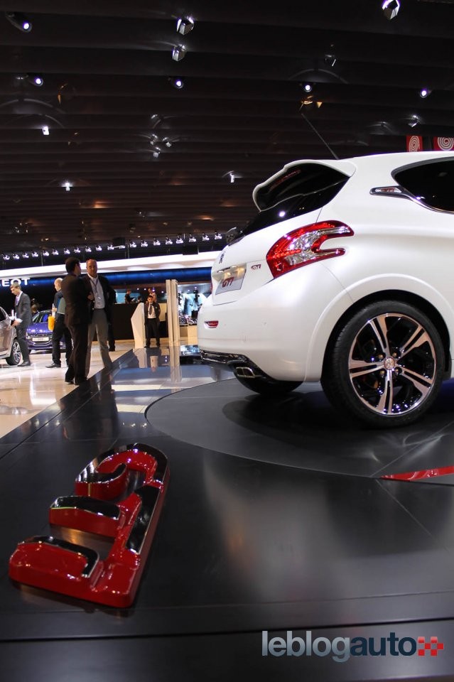 Peugeot 208 GTi Edition Limitée Blanc Nacré Satin - Salon de Paris 2012 - 1-020