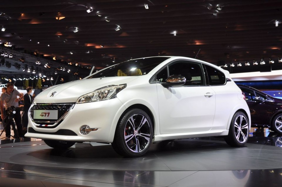 Peugeot 208 GTi Limited Edition Blanc Nacré Satin - Salon de Paris 2012 - 2-001