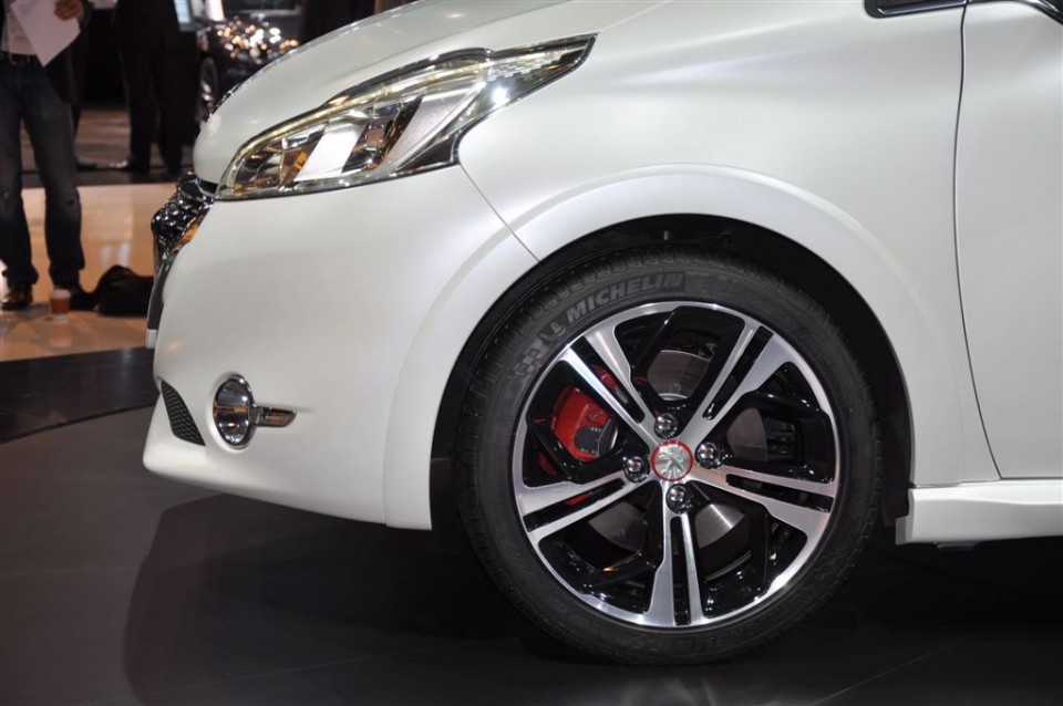 Jante alu Peugeot 208 GTi Limited Edition Blanc Nacré Satin - Salon de Paris 2012 - 2-002
