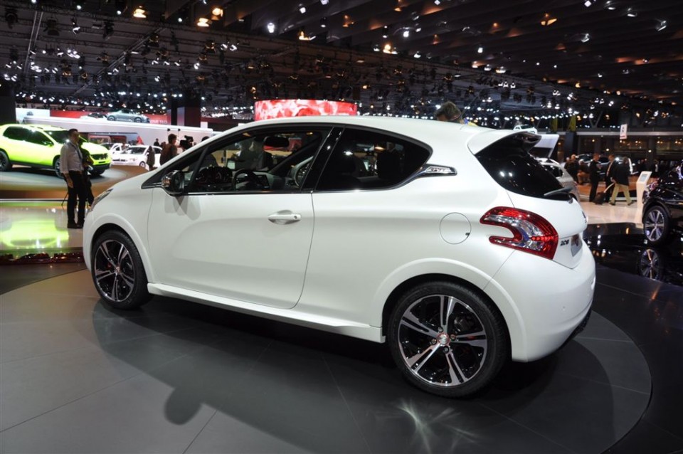 Peugeot 208 GTi Limited Edition Blanc Nacré Satin - Salon de Paris 2012 - 2-003