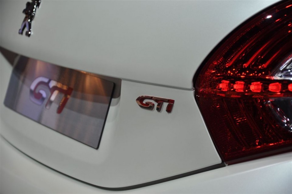 Logo GTi Coffre Peugeot 208 GTi Limited Edition Blanc Nacré Satin - Salon de Paris 2012 - 2-006