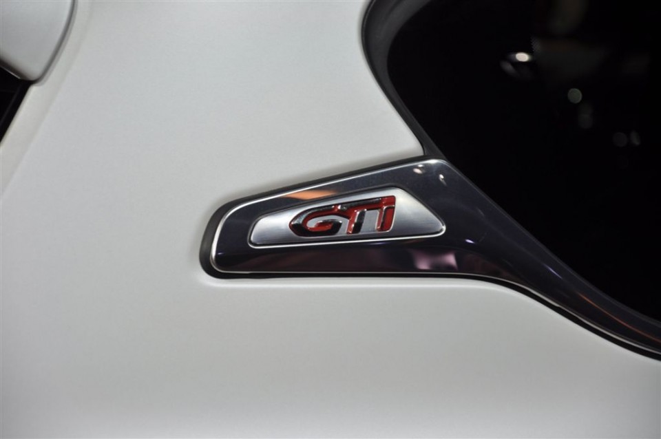 Sigle GTi Peugeot 208 GTi Limited Edition Blanc Nacré Satin - Salon de Paris 2012 - 2-007