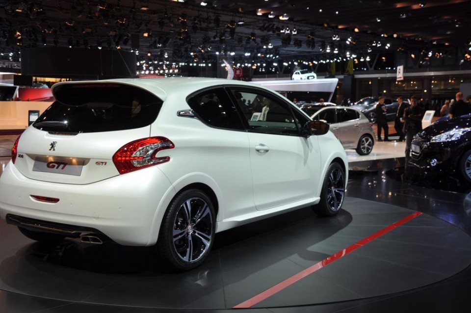 Peugeot 208 GTi Limited Edition Blanc Nacré Satin - Salon de Paris 2012 - 2-008