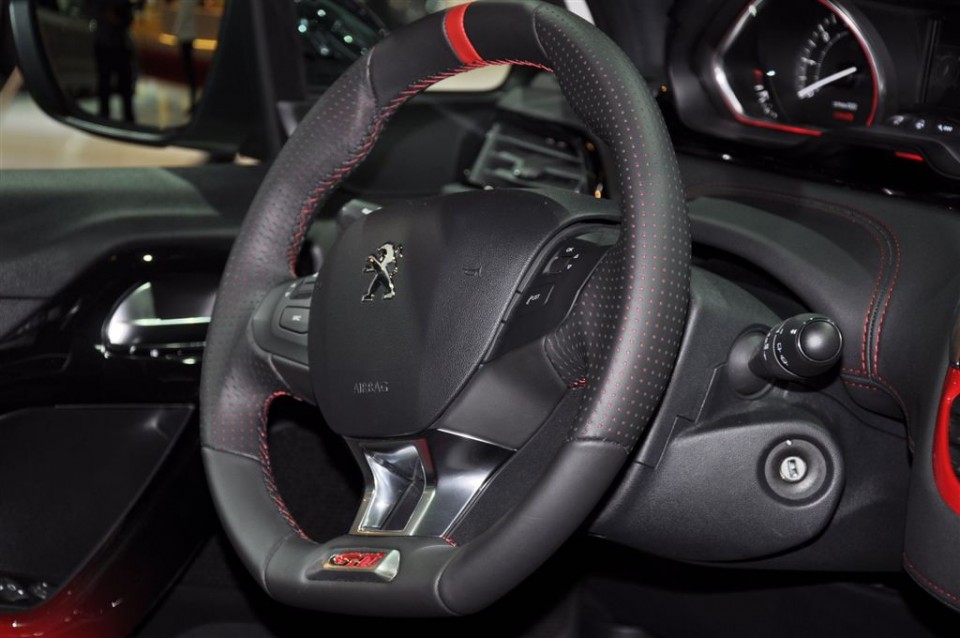 Volant cuir Peugeot 208 GTi Limited Edition Blanc Nacré Satin - Salon de Paris 2012 - 2-011