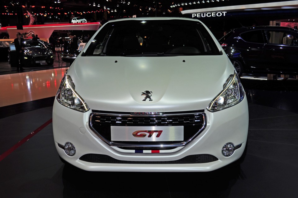 Face avant Peugeot 208 GTi Blanc Nacré Satin - Salon de Paris 2012 - 3-001