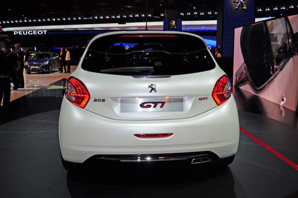 Face arrière Peugeot 208 GTi Blanc Nacré Satin - Salon de Paris 2012 - 3-005