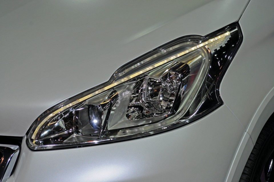 Phare avant haut de gamme à LED Peugeot 208 GTi Blanc Nacré Satin - Salon de Paris 2012 - 3-007