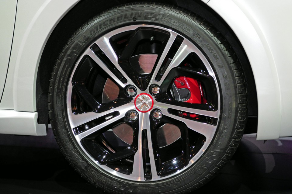 Jante alliage ''Carbone'' 17'' diamantée noir Onyx brillant Peugeot 208 GTi Blanc Nacré Satin - Salon de Paris 2012 - 3-011