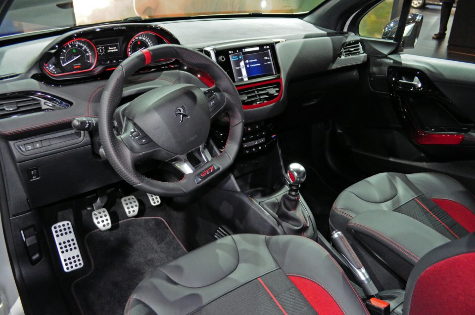 Habitacle Peugeot 208 GTi Blanc Nacré Satin - Salon de Paris 2012 - 3-013