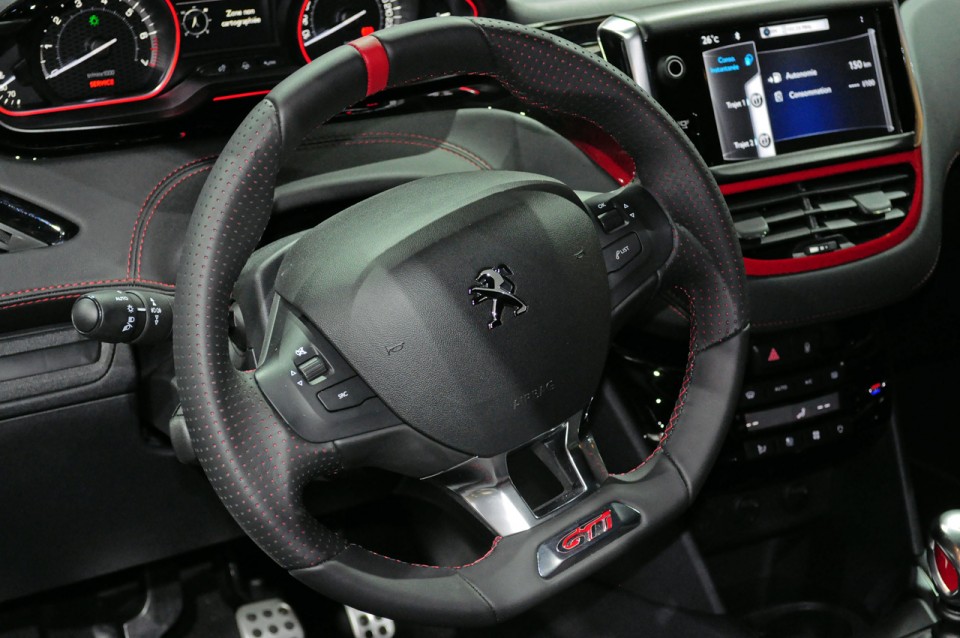 Volant Peugeot 208 GTi Blanc Nacré Satin - Salon de Paris 2012 - 3-014
