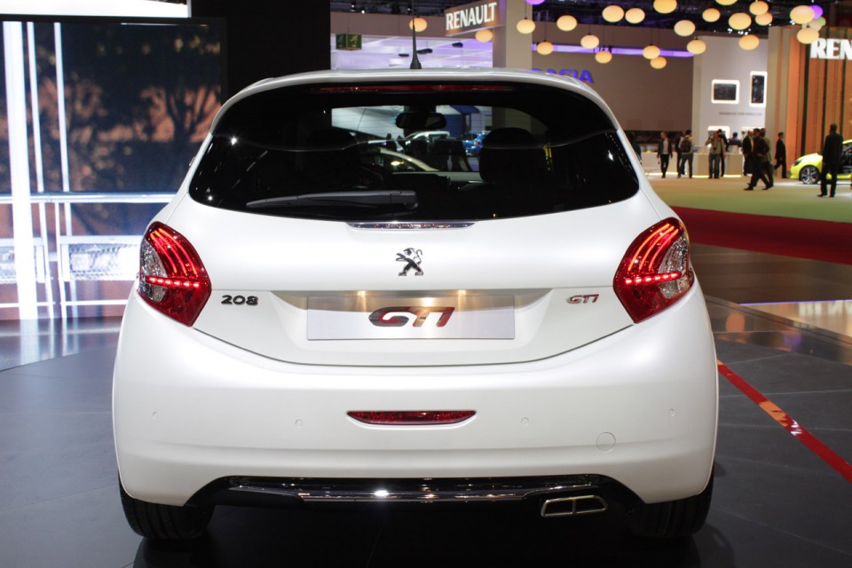 Vue arrière Peugeot 208 GTi Edition Limitée Blanc Nacré Satin - Salon de Paris 2012 - 4-004