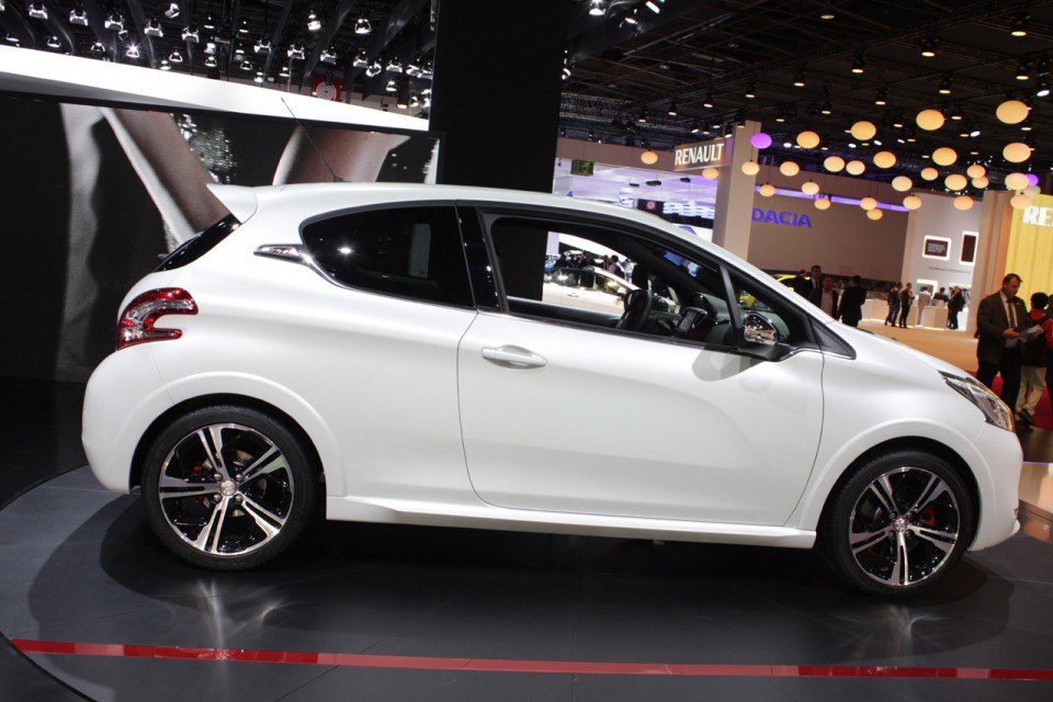 Peugeot 208 GTi Edition Limitée Blanc Nacré Satin - Salon de Paris 2012 - 4-007