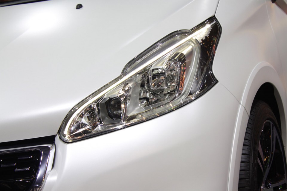 Projecteur avant LED haut de gamme Peugeot 208 GTi Edition Limitée Blanc Nacré Satin - Salon de Paris 2012 - 4-010