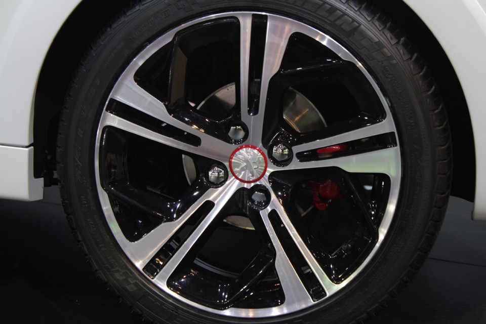 Jante alliage Carbone 17" diamantée noir Onyx Peugeot 208 GTi Edition Limitée Blanc Nacré Satin - Salon de Paris 2012 - 4-011