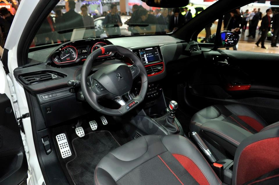 Intérieur mi-cuir noir/rouge Peugeot 208 GTi - Salon de Paris 2012 - 5-002