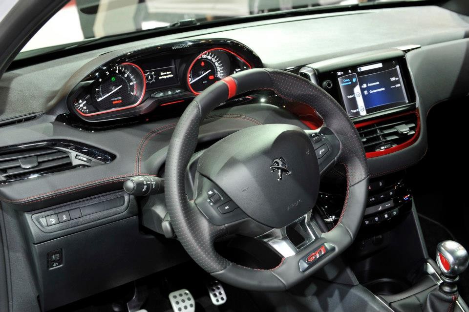 Intérieur mi-cuir Peugeot 208 GTi - Salon de Paris 2012 - 5-003