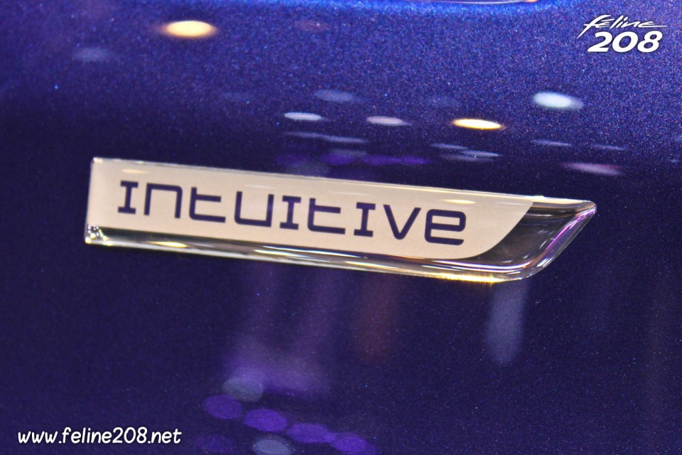 Badge Intuitive Peugeot 208 Intuitive Bleu Virtuel 1.6 e-HDi 92 - Mondial de Paris 2012 - 6-004