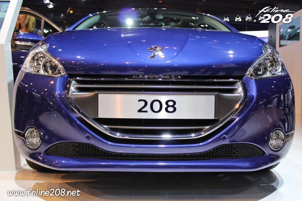 Bouclier avant Peugeot 208 Intuitive Bleu Virtuel 1.6 e-HDi 92 - Mondial de Paris 2012 - 6-005