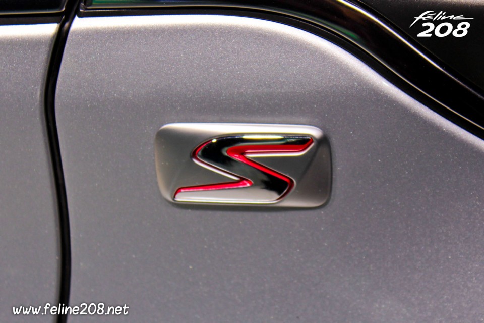 Badge "S" Peugeot 208 Ligne S 1.2 VTi 82 Gris Aluminium - Mondial de Paris 2012 - 4-007
