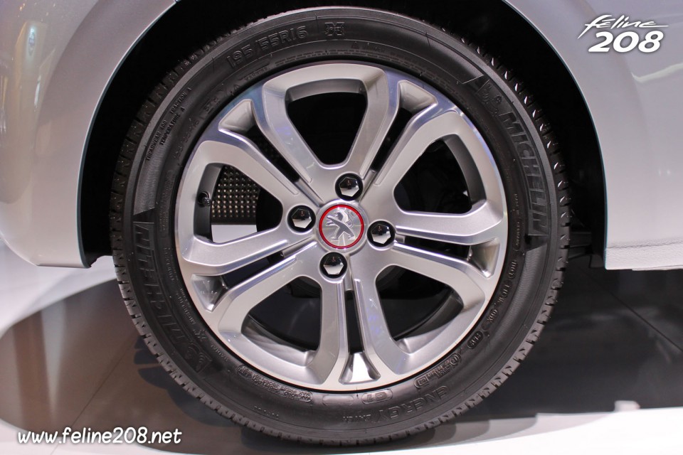 Jante alu Hélium 16" Peugeot 208 Ligne S 1.2 VTi 82 Gris Aluminium - Mondial de Paris 2012 - 4-012