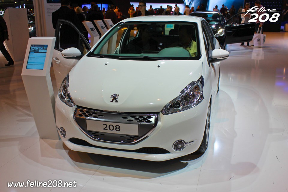 Peugeot 208 Active Blue Lion Blanc Banquise 1.4 e-HDi 68 - Mondial de Paris 2012 - 3-002