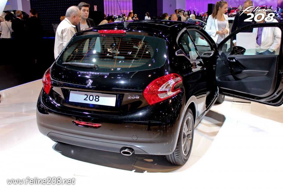 Photo Peugeot 208 Allure Noir Perla Nera 1.2 VTi 82 - Mondial de Paris 2012 - 3-004