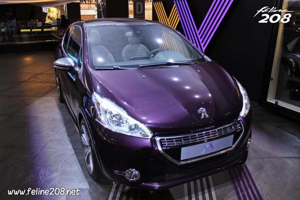 3/4 avant Peugeot 208 XY 1.6 THP 155 Purple Night - Mondial de Paris 2012 - 8-003