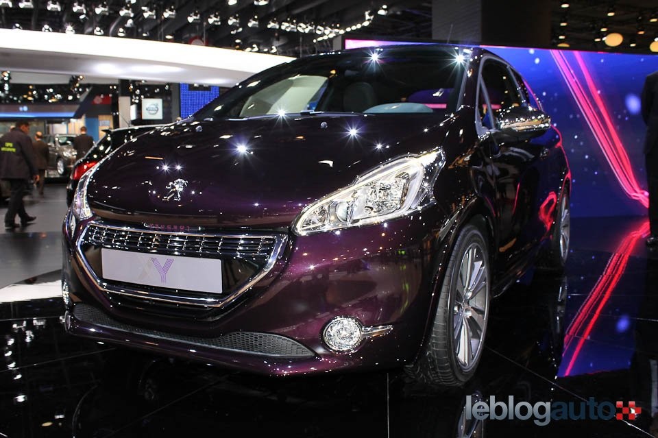 Peugeot 208 XY Purple Night - Salon de Paris 2012 - 1-002