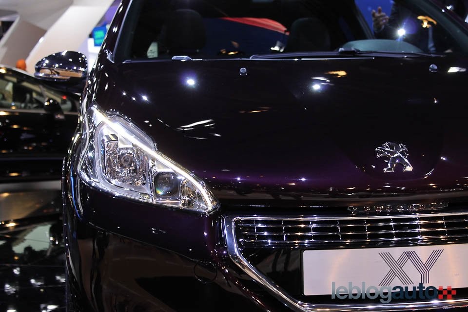 Phare LED haut de gamme Peugeot 208 XY Purple Night - Salon de Paris 2012 - 1-004