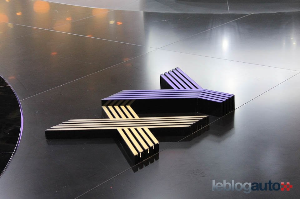 Logo Peugeot 208 XY Purple Night - Salon de Paris 2012 - 1-010