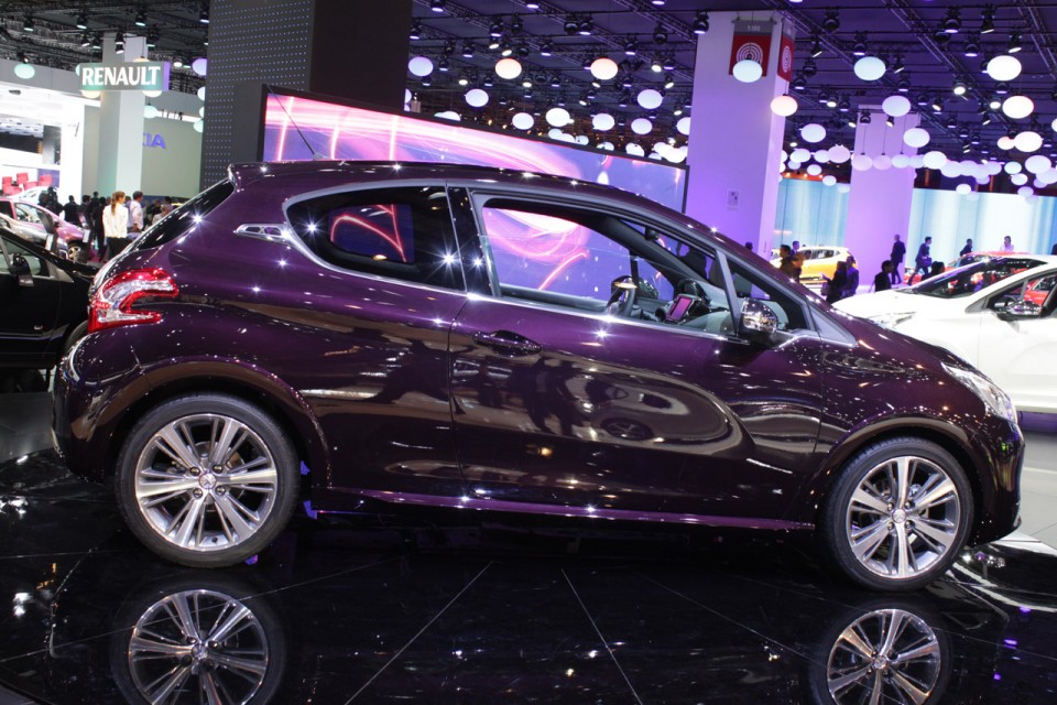 Peugeot 208 XY Purple Night - Salon de Paris 2012 - 2-006