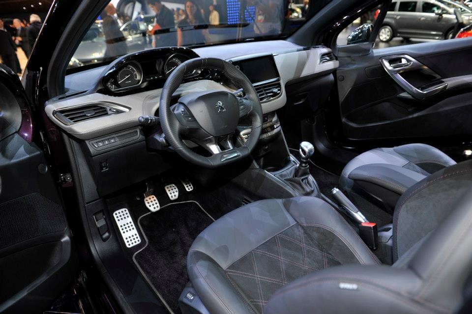 Intérieur mi-cuir alcantara Peugeot 208 XY - Salon de Paris 2012 - 3-001