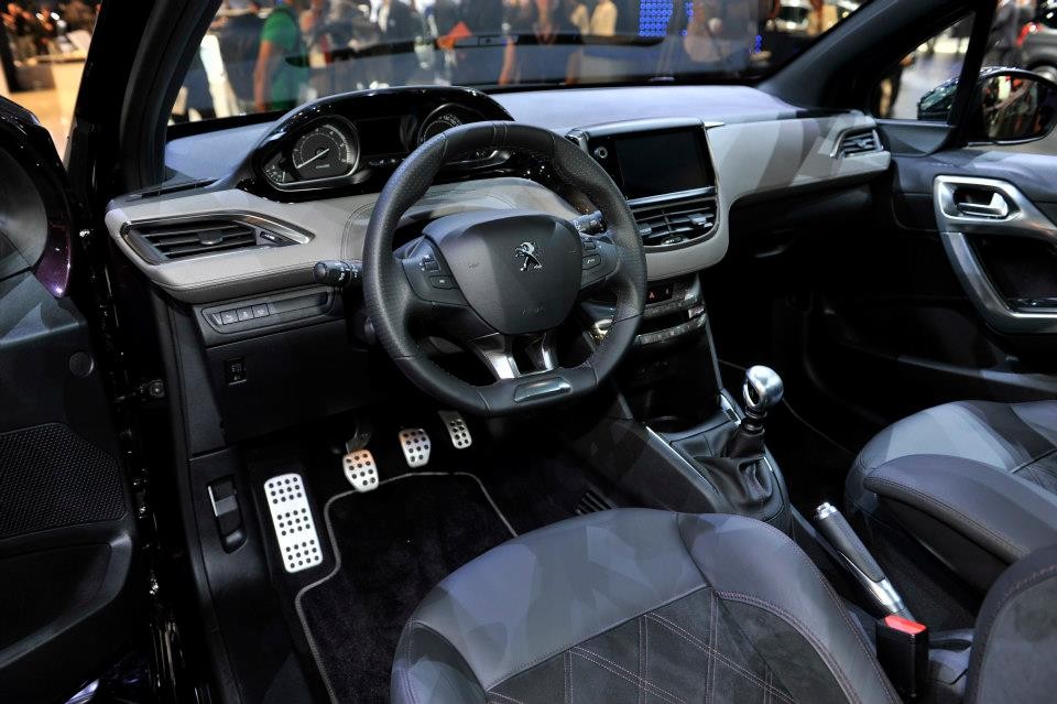 Intérieur mi-cuir alcantara Peugeot 208 XY - Mondial de l'Automobile de Paris 2012 - 3-002