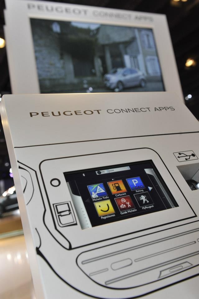 Démonstration Peugeot Connect Apps - Mondial de Paris 2012 - 10-001