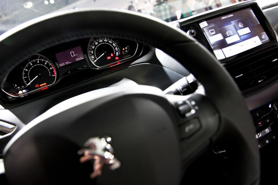 Volant et combiné Peugeot 208 - Salon de Sao Paulo 2012 - 1-028