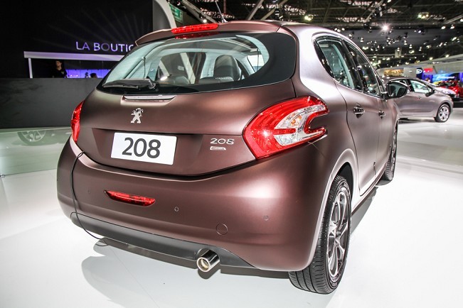 Vue arrière Peugeot 208 Premier Rouge Noir Satiné - Salon de Sao Paulo 2012 - 2-006