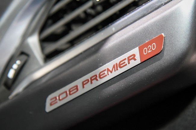 Badge numéroté Peugeot 208 Premier Rouge Noir Satiné - Salon de Sao Paulo 2012 - 2-008