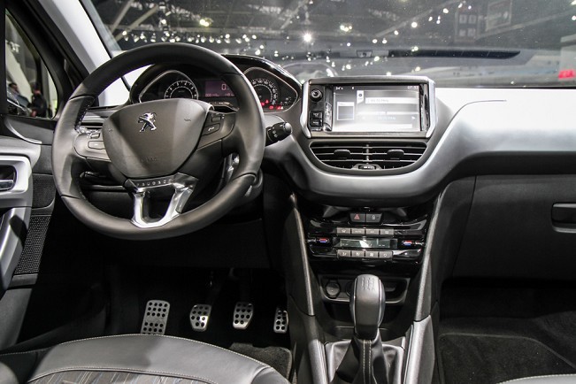 Intérieur Peugeot 208 Premier Rouge Noir Satiné - Salon de Sao Paulo 2012 - 2-009