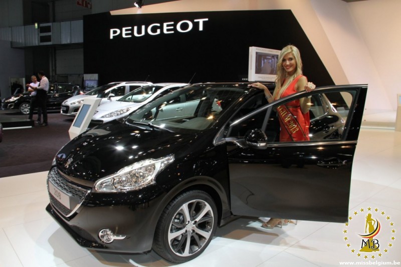 Peugeot 208 Allure Noir Perla Nera et Miss Belgique 2013 au Salon de Bruxelles - 01
