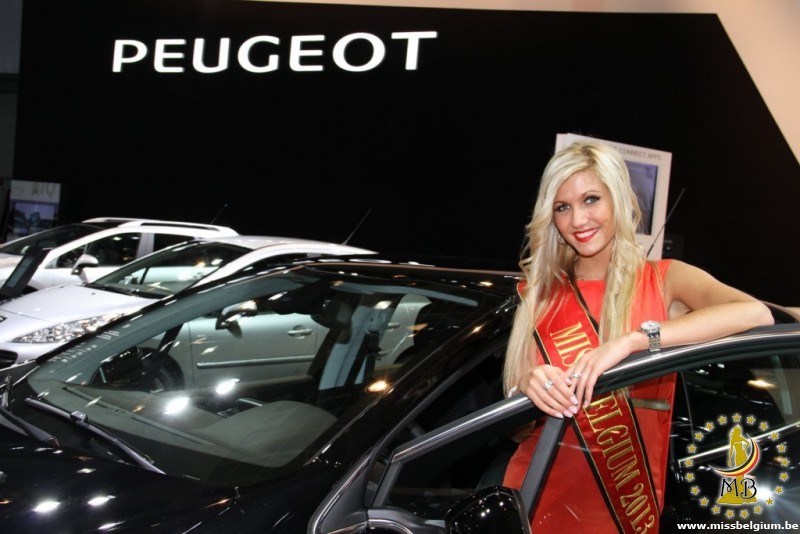 Peugeot 208 Allure Noir Perla Nera et Miss Belgique 2013 au Salon de Bruxelles - 02