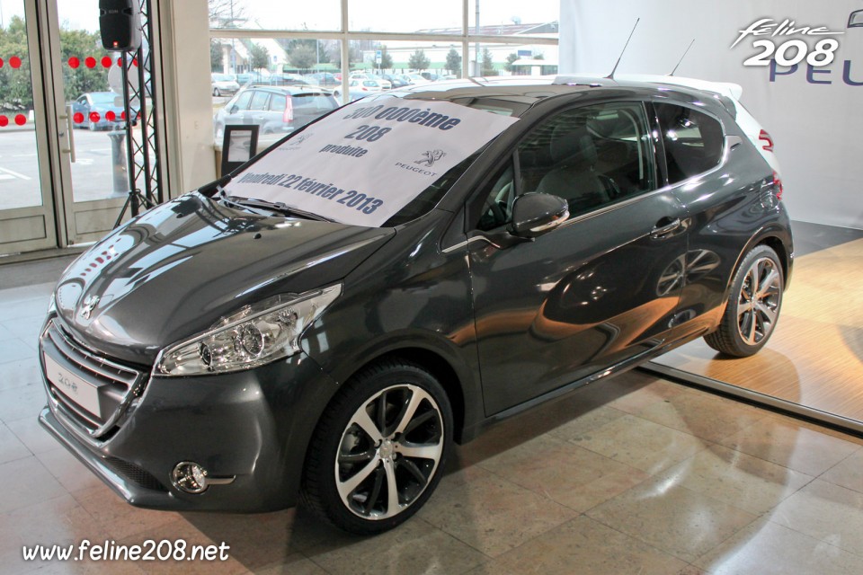 Remise des clés de la 300 000 ème Peugeot 208 à Poissy - 009