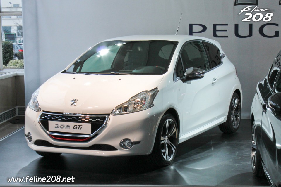 La Peugeot 208 GTi Blanc Banquise THP 200 à Poissy - 011