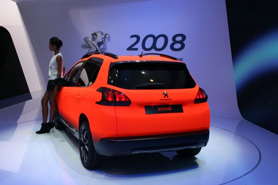 3/4 arrière Peugeot 2008 Orange cuivré mat - Salon de Genève 2013 - 1-006