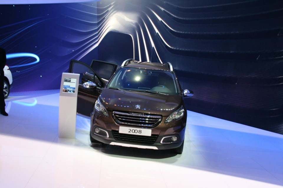 Face avant Peugeot 2008 Brun Makaha - Salon de Genève 2013 - 1-008