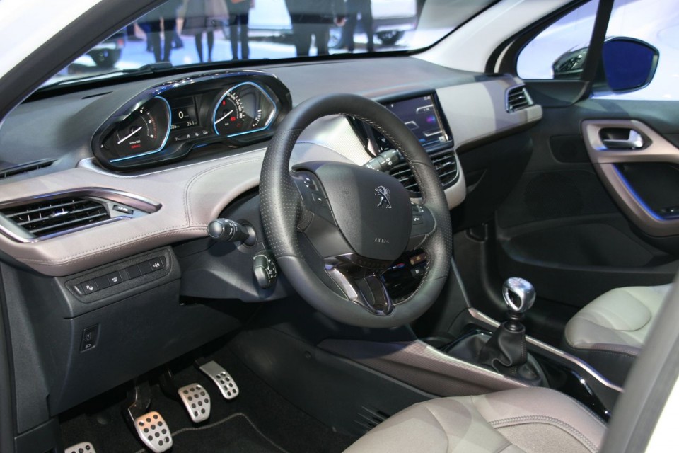 Intérieur mi TEP Alcantara Brundy Peugeot 2008 Féline Cuivre- Salon de Genève 2013 - 1-012